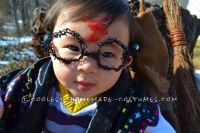 My son is 9 months old and each piece of his costume had to be made by hand.
I started with the glasses - because of his size, I wire wrapped them b