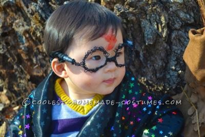 My son is 9 months old and each piece of his costume had to be made by hand.
I started with the glasses - because of his size, I wire wrapped them b