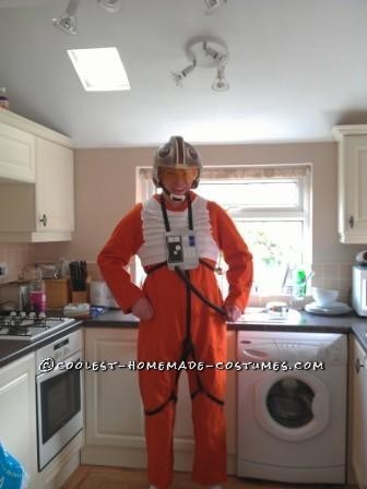 This costume is really simple and pretty cheap to make.Firstly I "borrowed" an orange overall/boiler suit from work and some 20mm black webbing,