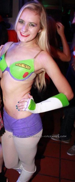 This sexy Buzz Lightyear costume took me a while to make but it was worth it. I had so much fun wearing it.
Materials:(bra)-plain bra-red paint-gree