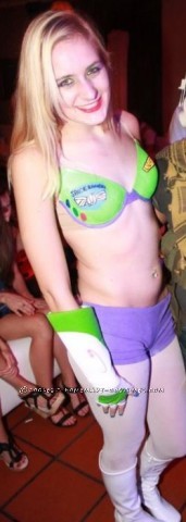 This sexy Buzz Lightyear costume took me a while to make but it was worth it. I had so much fun wearing it.
Materials:(bra)-plain bra-red paint-gree