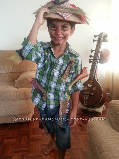 My 6-yr old son had to dress up as his favorite book character for the School Book Day and his all time favourite book is Wizard of Oz. Initially he