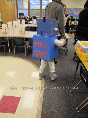 Cool Flashing and Blinking Homemade Robot Costume