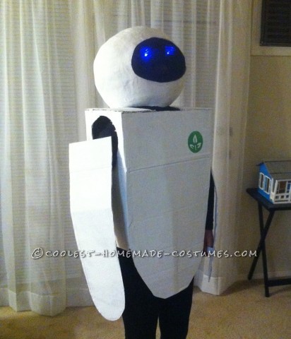 Coolest Homemade Wall-E and Eve Couple Costumes