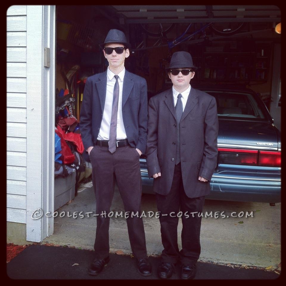https://www.coolest-homemade-costumes.com/files/2012/11/jake-and-elwood-blues-28567.jpg
