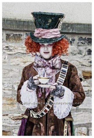 Awesome Homemade Mad Hatter Costume from Alice in Wonderland: In 2010 my girlfriend and me saw in the cinema a trailer of Alice in Wonderland. For a few seconds we also saw Johnny Depp as Mad Hatter in this trail