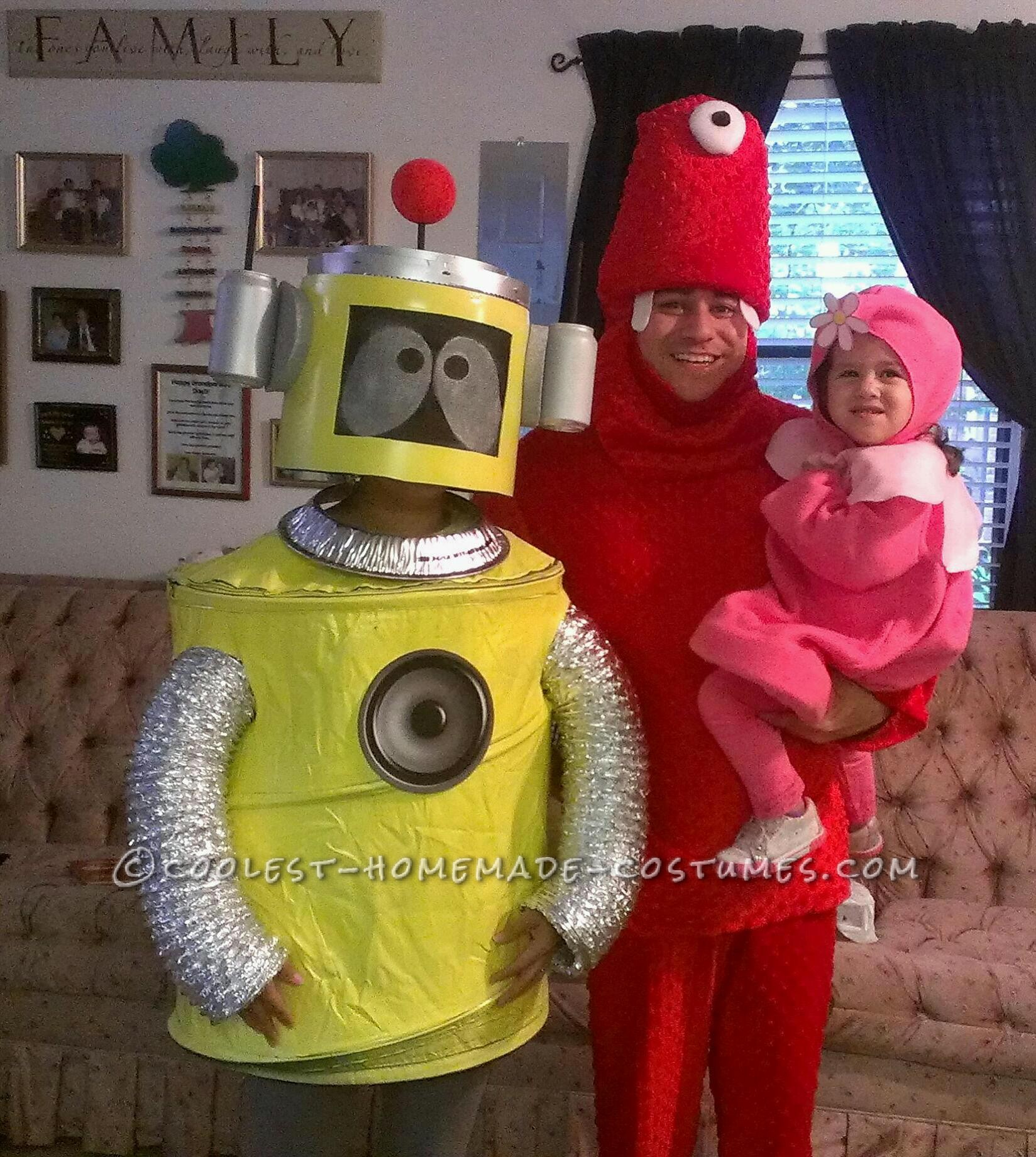 Yo Gabba Gabba Family Halloween Costume: Daddy as Muno, Mommy as Plex, and Ansley as Foofa. It was a great Yo Gabba Gabba family Halloween costume. All the kids wanted to take pictures with u