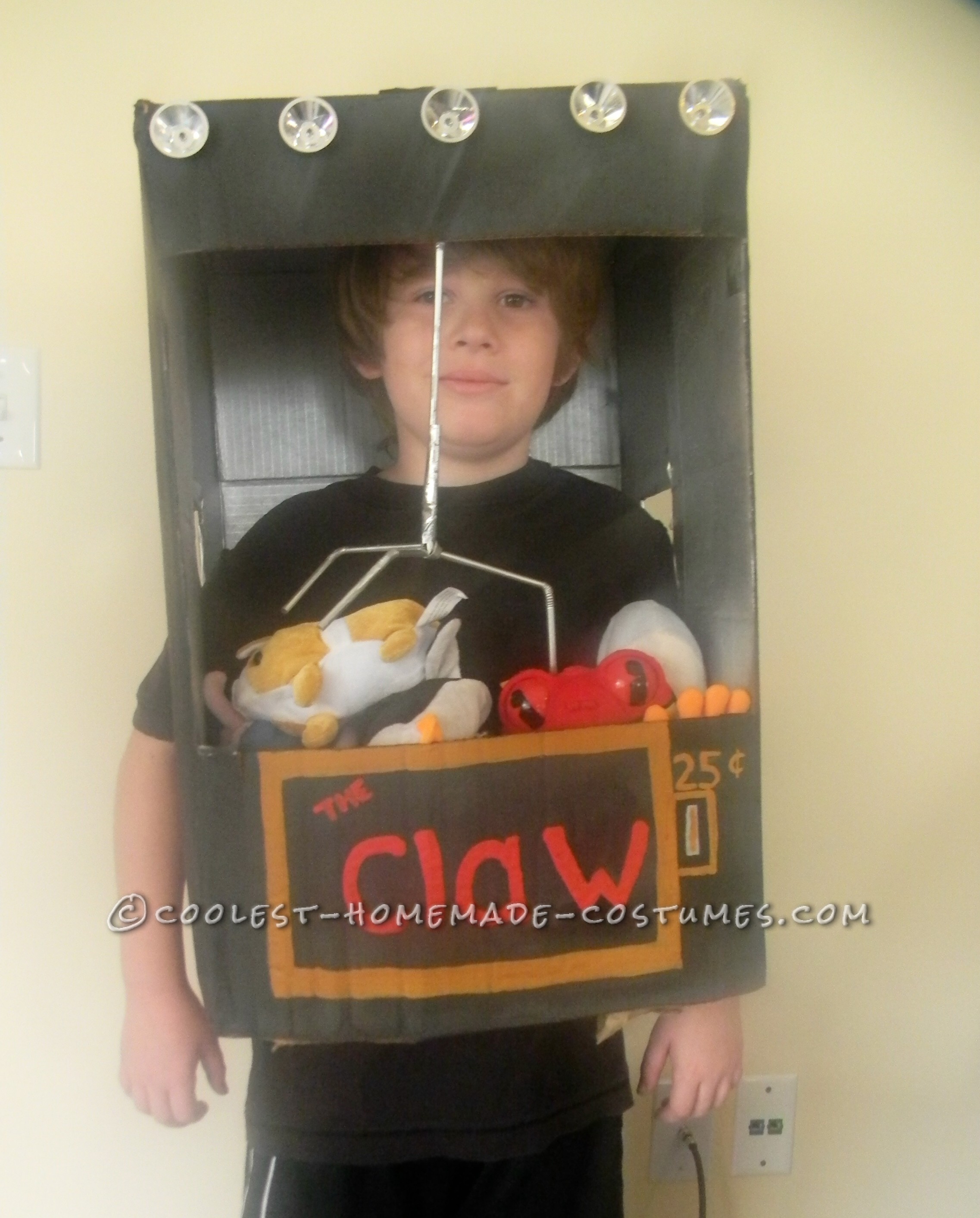 Super-Easy and Cheap Costume Idea for a Child: The Claw Machine