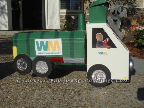 Great DIY Costume Idea for a Family: Recycle Bins and Garbage Truck Family!