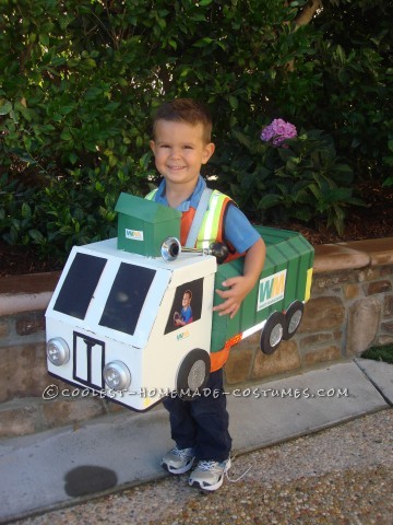 Great DIY Costume Idea for a Family: Recycle Bins and Garbage Truck Family!