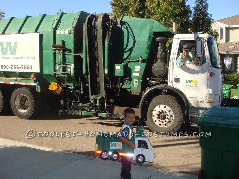 Great DIY Costume Idea for a Family: Recycle Bins and Garbage Truck Family!