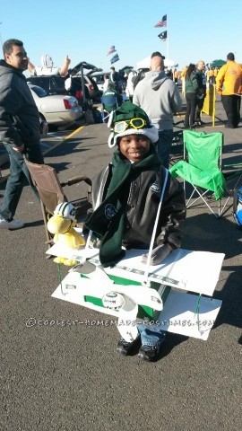 Cool DIY Costume: Snoopy The Flying Ace Combined with a NY Jet Fan