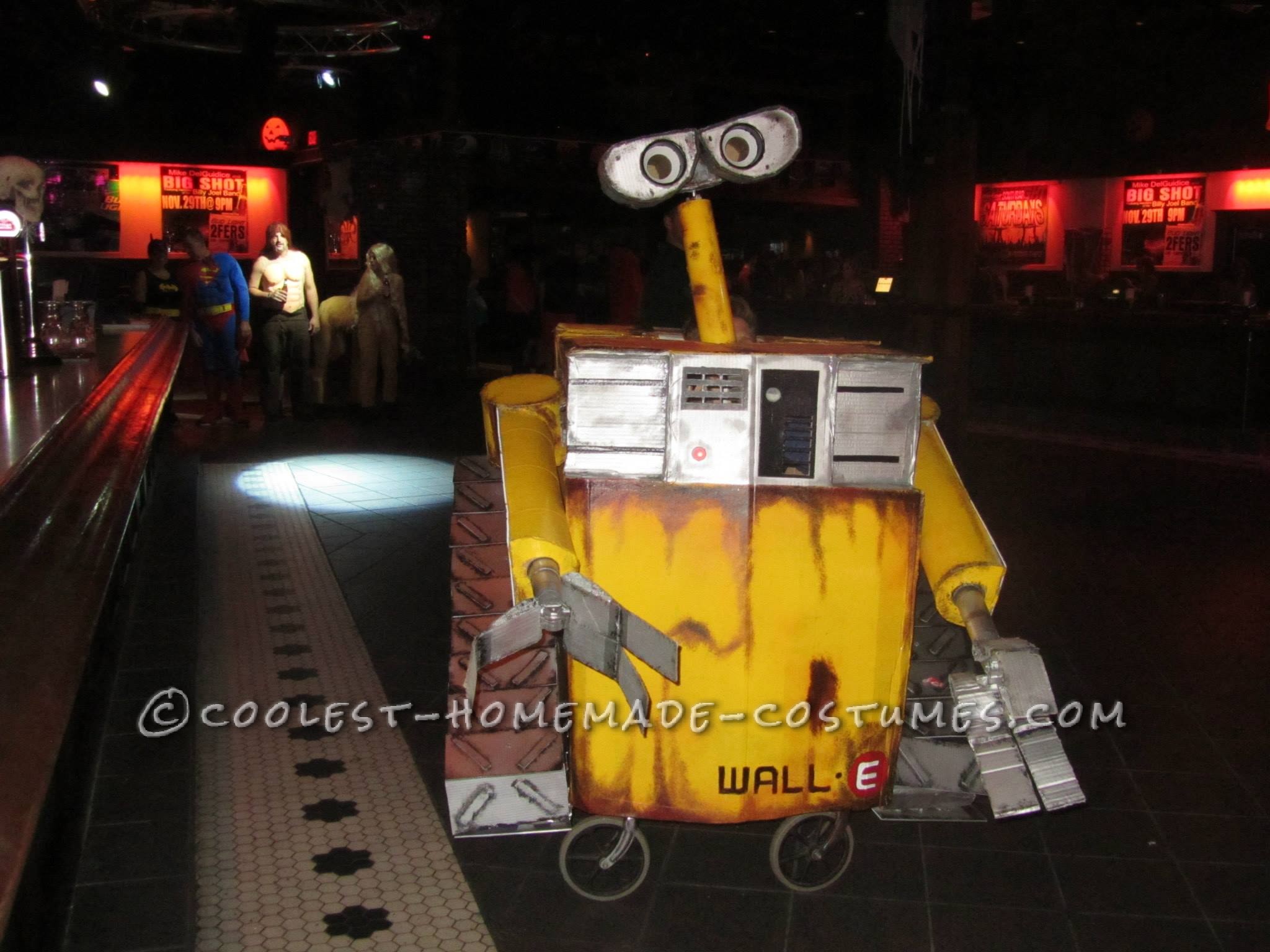 Cool Homemade Wall-E Costume with Moving Parts