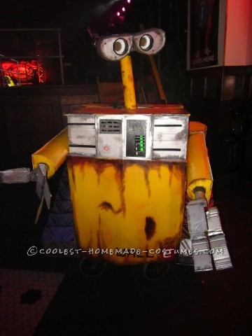 Cool Homemade Wall-E Costume with Moving Parts