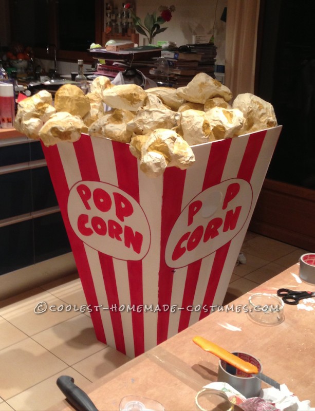 Pot of pop-corn, with pop-corns.