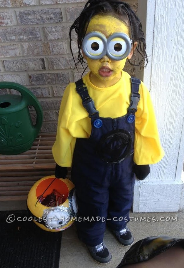 4 Year Old Minion Costume Makes Shocking Neighborhood Appearance