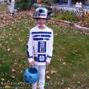 Easy and Mobile R2D2 Costume for a Child