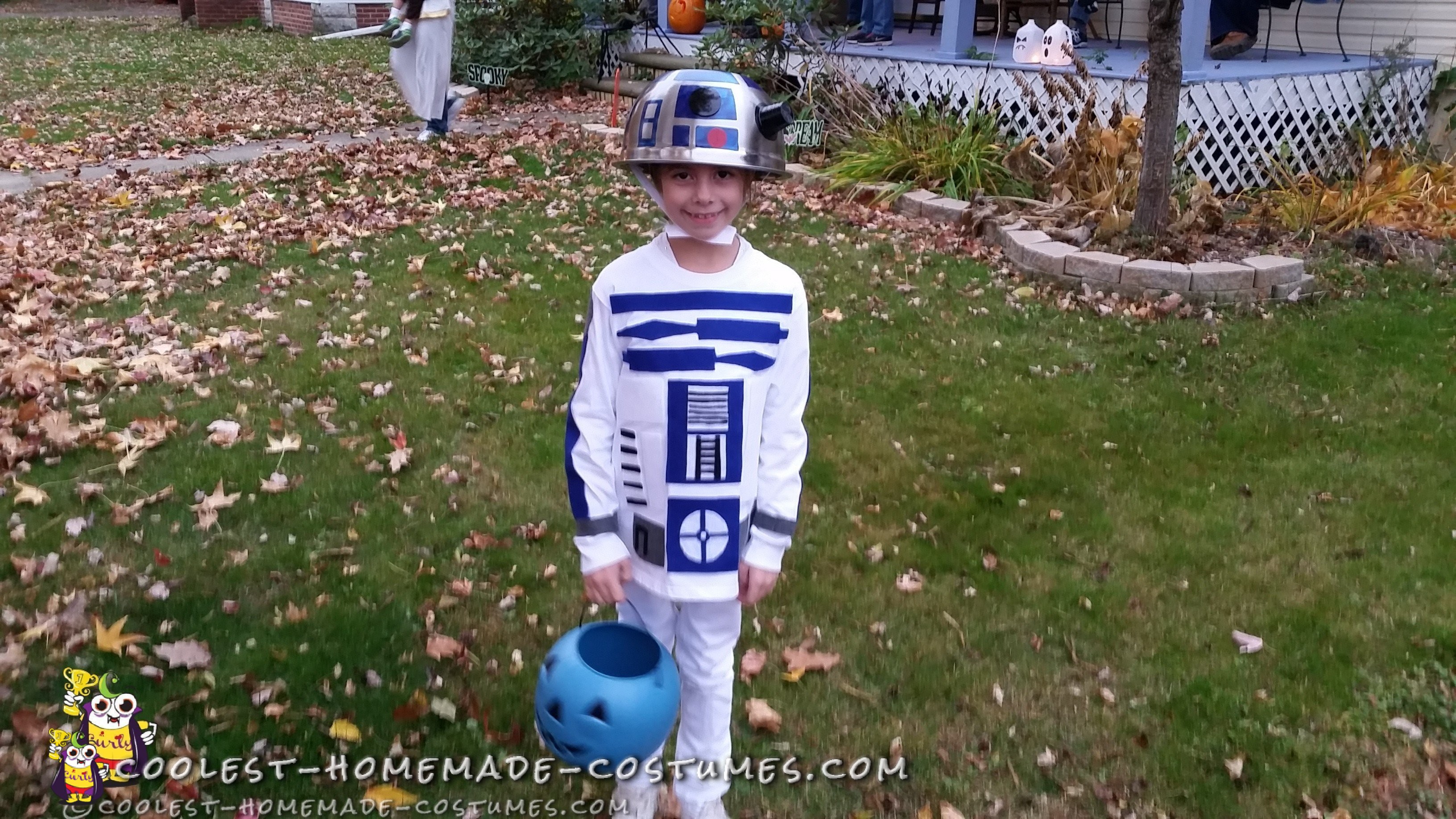 Easy and Mobile R2D2 Costume for a Child