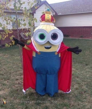 Amazing DIY King Bob Minion Costume