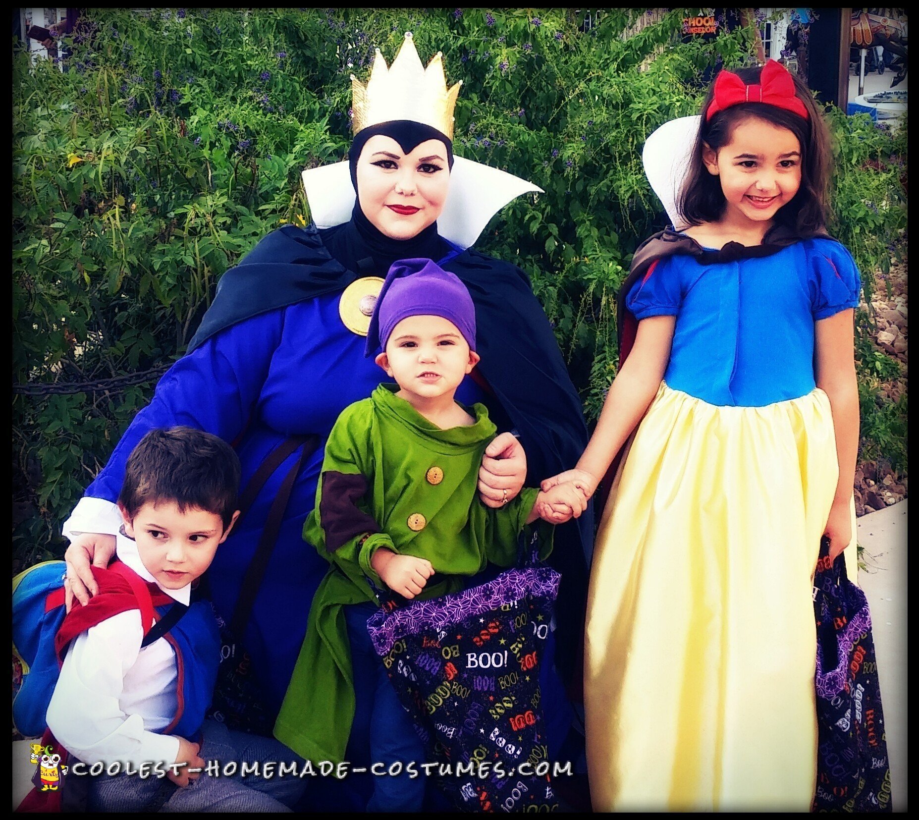 Disney's Snow White Family Halloween Costume