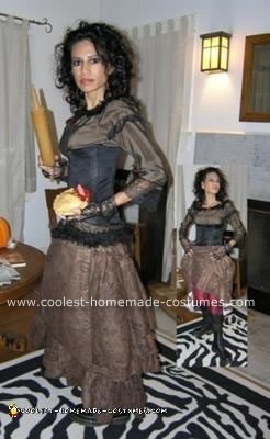 Mrs. Lovett Bakes Tasty Meat Pies